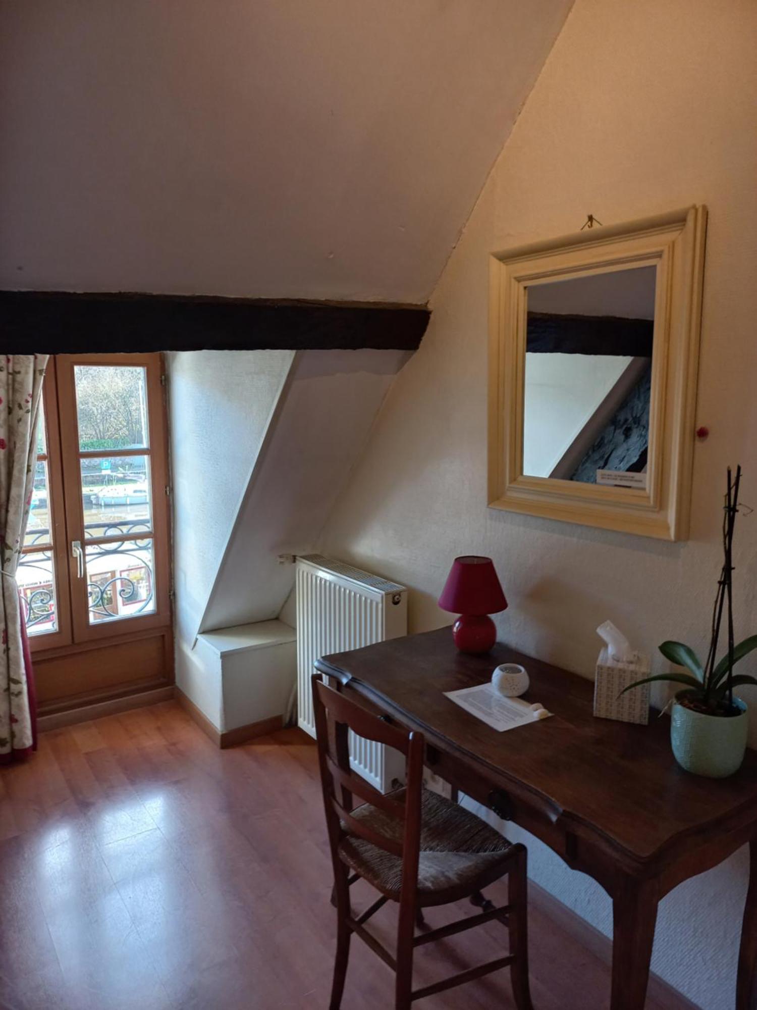 ディナン Le Poisson Ivre Bed & Breakfast エクステリア 写真